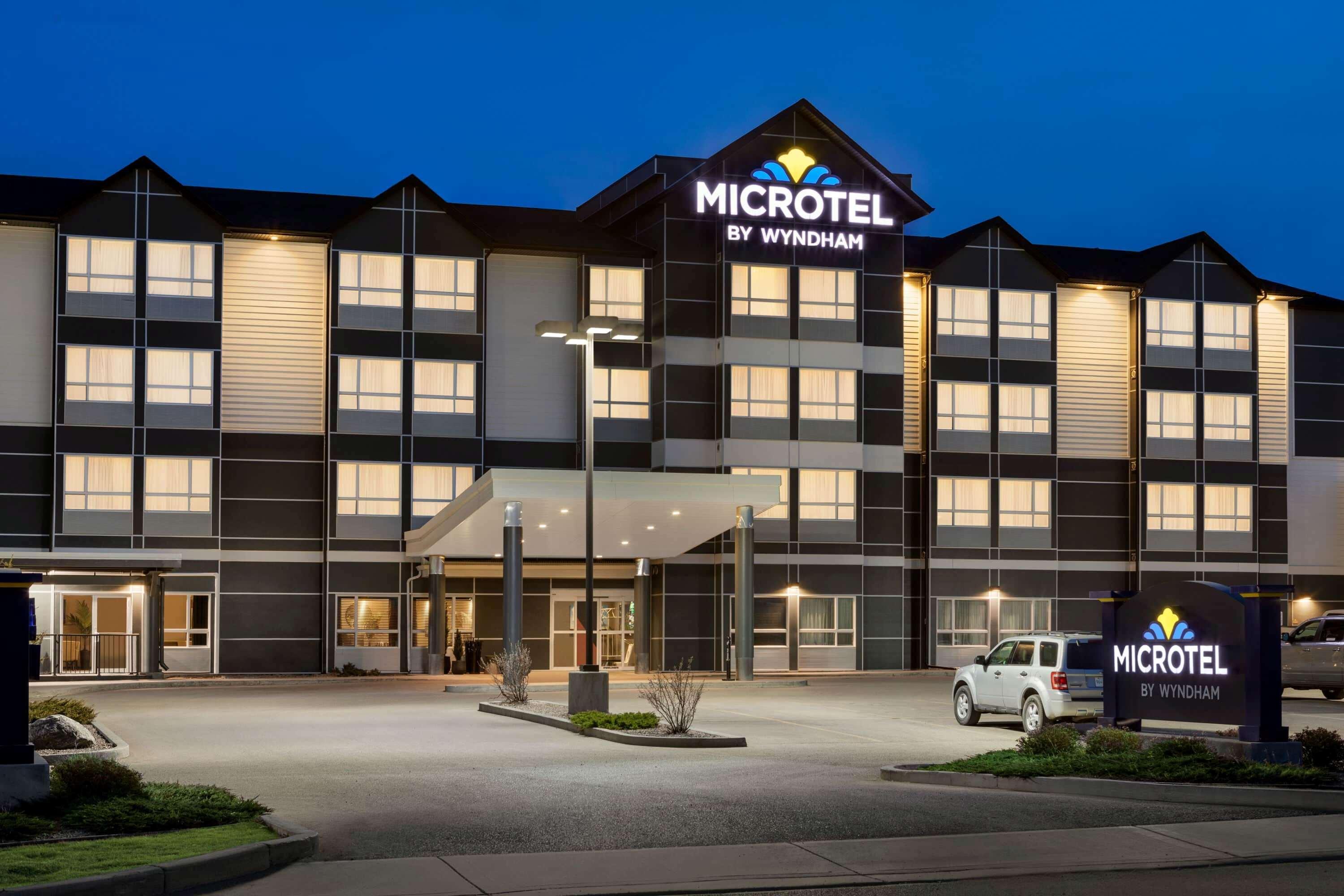 Microtel Inn & Suites By Wyndham Lloydminster Exterior foto